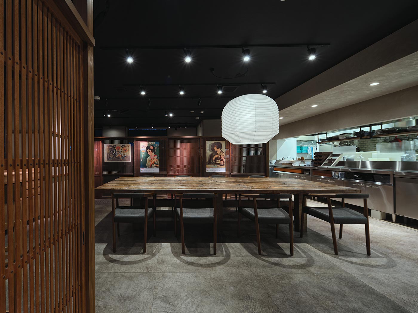 滋賀県にある草津第一ホテル内の和風居酒屋「つたい」のビッグテーブル席を用いた店舗デザイン事例
