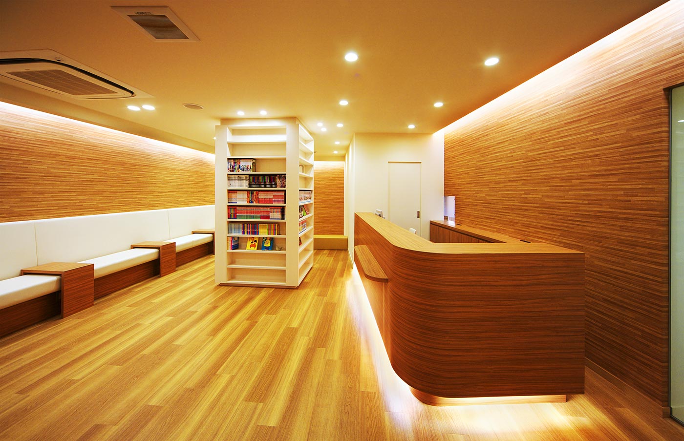 兵庫県池田市でリニューアルされた「アゼリアデンタルクリニック」の間接照明で包まれた待合室|PARKDESIGN（パークデザイン）のクリニックデザイン事例