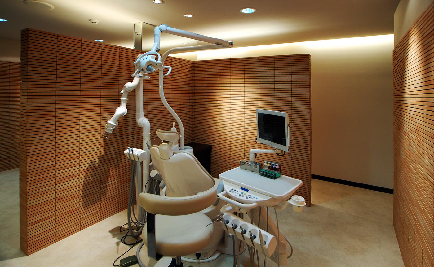 兵庫県に新規開業した「HamadaDentalClinic」のレンガタイルが印象的な治療室|PARKDESIGN（パークデザイン）のクリニックデザイン事例