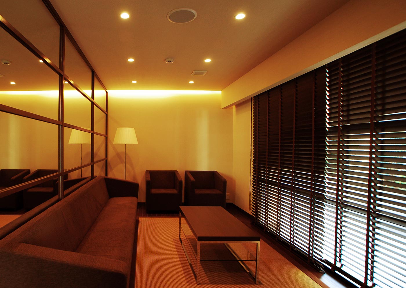 兵庫県に新規開業した「HamadaDentalClinic」の待合室|PARKDESIGN（パークデザイン）のクリニックデザイン事例