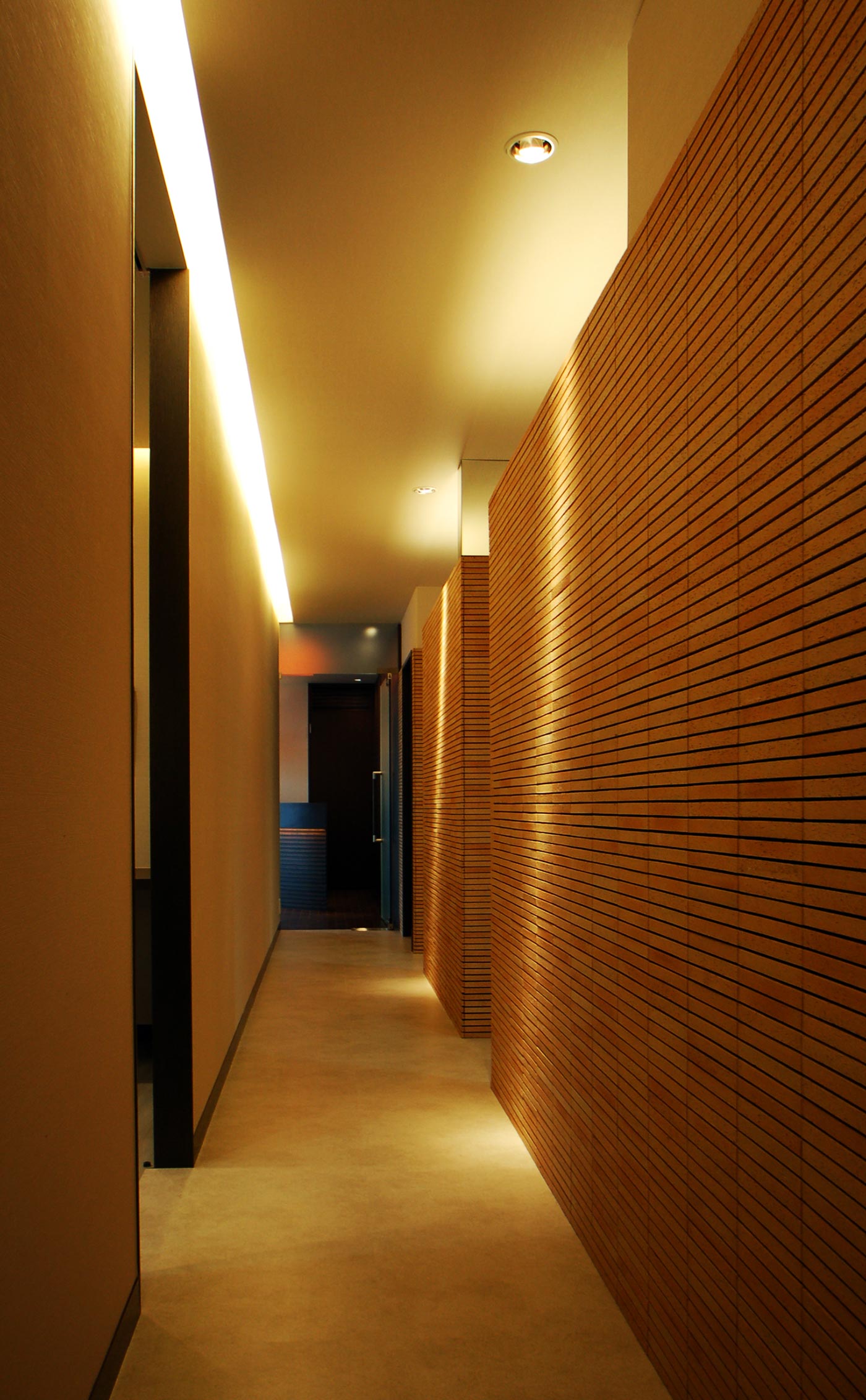 兵庫県に新規開業した「HamadaDentalClinic」の光が導く通路|PARKDESIGN（パークデザイン）のクリニックデザイン事例