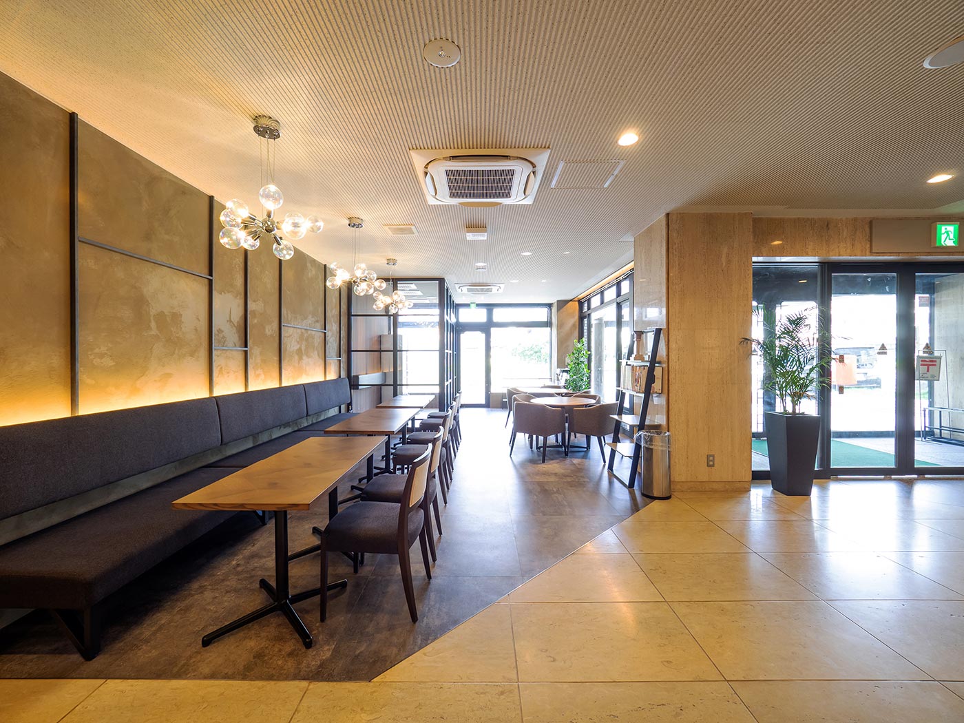 滋賀県でリニューアルされた「草津第一ホテル」の明るく広い休憩コーナー|PARKDESIGN（パークデザイン）のホテルデザイン事例
